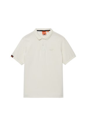 Polo blanco de manga corta con cuello, tapeta con dos botones y pequeña etiqueta con el logo naranja de Superdry en la manga.
