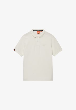 Polo blanco de manga corta con cuello, tapeta con dos botones y pequeña etiqueta con el logo naranja de Superdry en la manga.