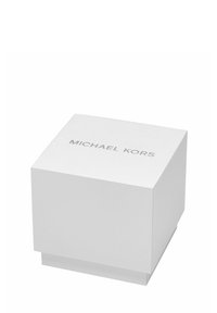 Caja de regalo blanca texturizada de forma cuadrada, con un logotipo en relieve en plata "MICHAEL KORS" en la parte superior.