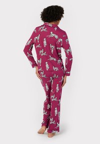 Lilla pyjamasæt med dalmatinerprint. Langærmet top og bukser med en afslappet pasform, lavet af blødt og glat stof.