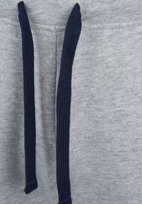 Szary materiał bluzy z kapturem z granatowymi sznurkami, charakteryzujący się teksturowanym wyglądem i prostym wzornictwem. Brak widocznych wzorów lub dodatkowych akcentów.