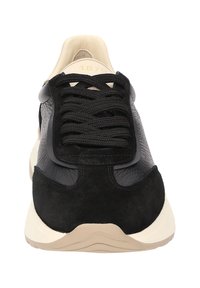 Schwarze Leder- und Wildleder-Sneaker mit Schnürung, beigen Akzenten, strukturiertem Muster und einer dicken cremefarbenen Zwischensohle.