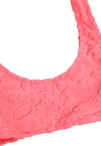 Korálově růžový bikiny top s texturovanými květinovými a ovocnými vzory, se zaobleným výstřihem a elastickými okraji pro flexibilitu.