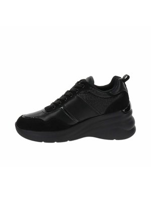 Zapatillas deportivas negras que presentan una mezcla de materiales lisos y texturizados, diseño con cordones y una suela de goma gruesa para estabilidad.