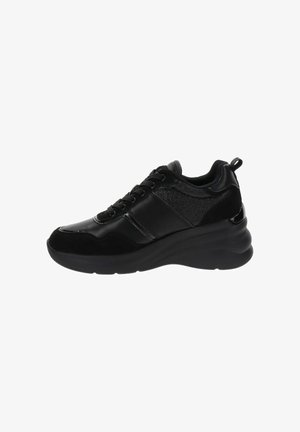 Zapatillas deportivas negras que presentan una mezcla de materiales lisos y texturizados, diseño con cordones y una suela de goma gruesa para estabilidad.