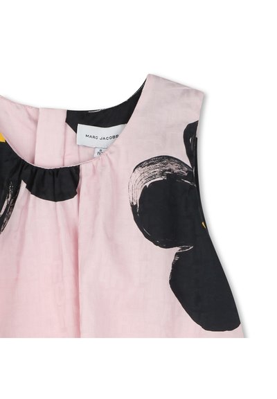 Top in tessuto rosa con scollo tondo, dettaglio arricciato e motivi astratti neri. Include un'etichetta con il nome del marchio e la taglia.