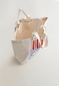 Bavlnená taška s béžovým telom, veľkým otvoreným vrchom, dvoma pevným uchami a farebným potlačeným dizajnom s pruhmi a kruhovými motívmi.