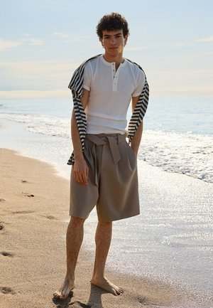 Bershka, WIDE-LEG WITH BELT - BERMUDA SHORTS - Shorts - sand
