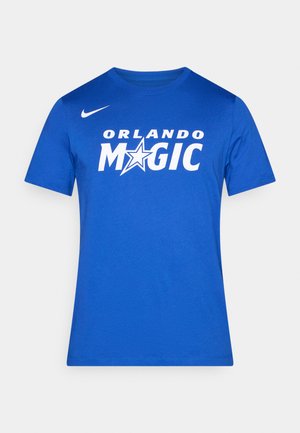 Kék pamut póló kerek nyakkal, rövid ujjakkal, az elülső részen fehér "ORLANDO MAGIC" logóval, valamint egy Nike logóval a vállán.