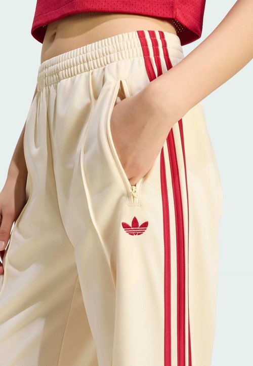 adidas FIREBIRD LOOSE - Pantalones deportivos - warm vanilla team victory red — photo 3