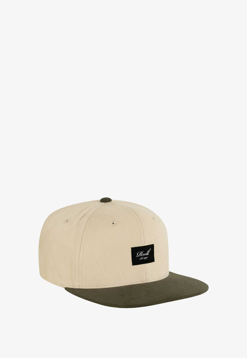 Gorra beige con visera verde oscura, presenta una etiqueta rectangular negra en la parte frontal, fabricada con material de lona y con un ajuste estructurado.