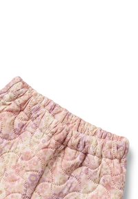 Quiltade shorts i ljusrosa med blommönster, med resårmidja och texturerad yta.