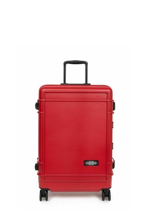Valigia rigida rossa con superficie texturizzata, manico retrattile e quattro ruote nere. Presenta un logo sulla parte anteriore e sulle maniglie laterali.