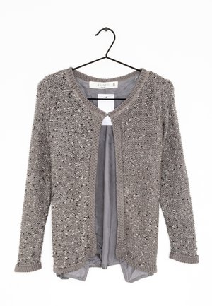 Grijze gebreide cardigan met een gestructureerd patroon, open voorkant, ribgebreide manchetten en een zachte binnenvoering. Bevat subtiele metallic accenten.