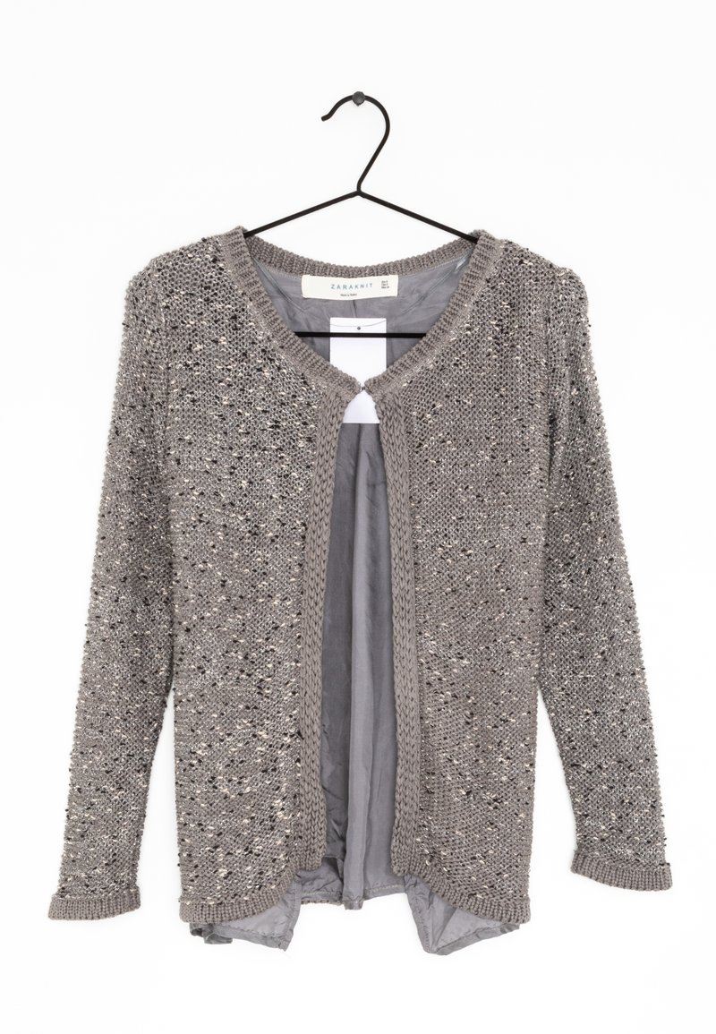 Grauer Strickcardigan mit einem strukturierten Muster, offenem Frontdesign, gerippten Bündchen und einem weichen Innenfutter. Verfügt über dezente metallische Akzente.