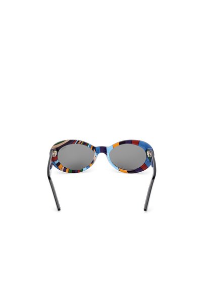 Gafas de sol ovaladas y coloridas con lentes grises, un marco de patrón multicolor y brazos negros elegantes. Diseño ligero de plástico.