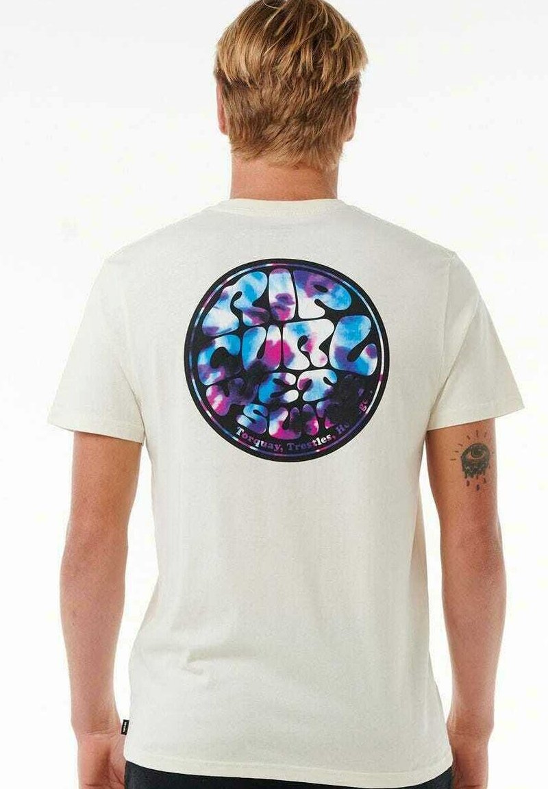 T-shirt w kolorze kremowym z kolorowym, okrągłym wzorem na plecach, z niebieskimi, różowymi i fioletowymi falami oraz wyraźnym napisem w środku.