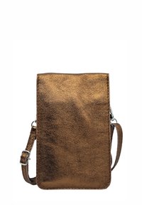 Sac bandoulière en cuir métallisé marron avec une texture lisse, une forme rectangulaire et une sangle ajustable ; doté d'accents de ferrures argentées.