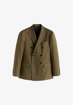 Dwurzędowa oliwkowa marynarka uszyta z gładkiego materiału, z czarnymi guzikami, klapami i przednimi kieszeniami z klapkami.