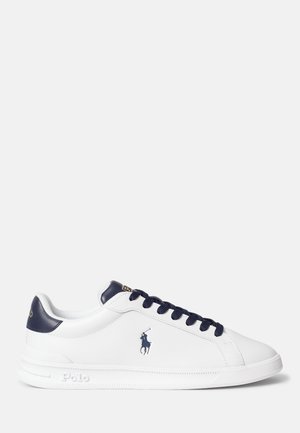 Baskets basses blanches en cuir avec lacets bleu marine, languette au talon et logo Polo sur le côté, vues de profil.