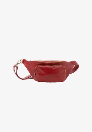 Marsupio in pelle rossa con texture liscia, dotato di un compartimento principale con zip e una tasca frontale con zip. Cinghia regolabile con accessori in metallo.
