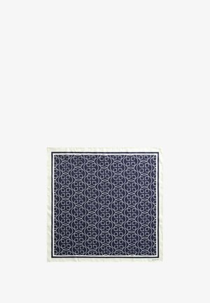 Marineblaues quadratisches Tuch mit weißem, geometrischem Kreisdesign und weißem Rand, mit einem dezenten Markenlogo in einer Ecke.