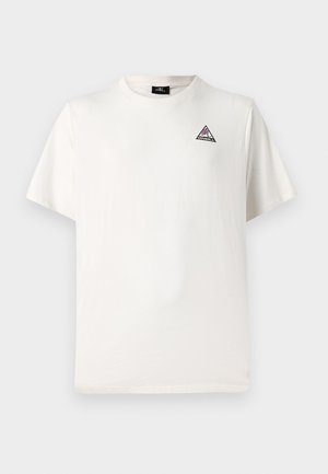 Hvid kortærmet T-shirt med rund hals og lille sort trekantet logo, der har en farverig bølge og "O'Neill" tekst på venstre bryst.