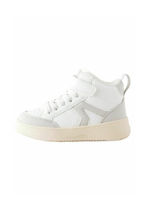 Weißer High-Top-Sneaker mit einer Kombination aus glattem und Wildleder-Texturen, Schnürsenkeln und einem Klettverschluss, sowie einer leichten Gummisohle.