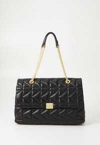 Fekete, steppelt bőrtáska geometriai mintával, aranyszínű lánc pántokkal és az elején egy arany téglalap alakú zárral.