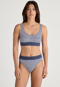 Gestreepte bikini set in navy en wit, met een scoop neck bralette en high-waisted onderstuk. Glad stof, eenvoudig ontwerp.