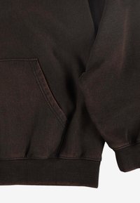 Ciemnobrązowa bluza z kapturem z teksturowanej tkaniny, z kieszenią typu kangur i ściągaczami przy mankietach oraz u dołu. Widoczne akcenty w jaśniejszych odcieniach.