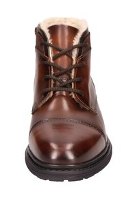 Bota de tobillo de cuero marrón con acabado brillante, parte delantera con cordones, cuello de piel sintética, suela de goma robusta y costuras detalladas a lo largo de los bordes.