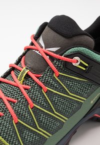 Salewa MOUNTAIN TRAINER LITE GORE TEX - Hikingsko - feld green/fluo coral