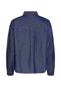 Chemise en denim bleu foncé, avec une couture au dos et un pli en détail. Elle comporte des manches longues avec des poignets boutonnés et un col classique.