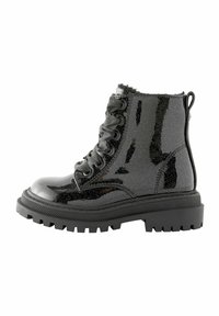 Bottes courtes noires brillantes avec finition pailletée, dotées d'un design à lacets, d'un col rembourré et d'une semelle robuste pour une meilleure adhérence.