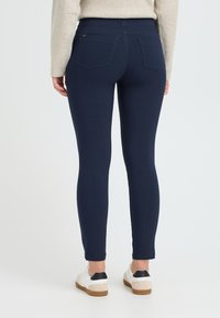 Oxmo OXKEILY SLIM FIT - Džegingi - copenhagen night