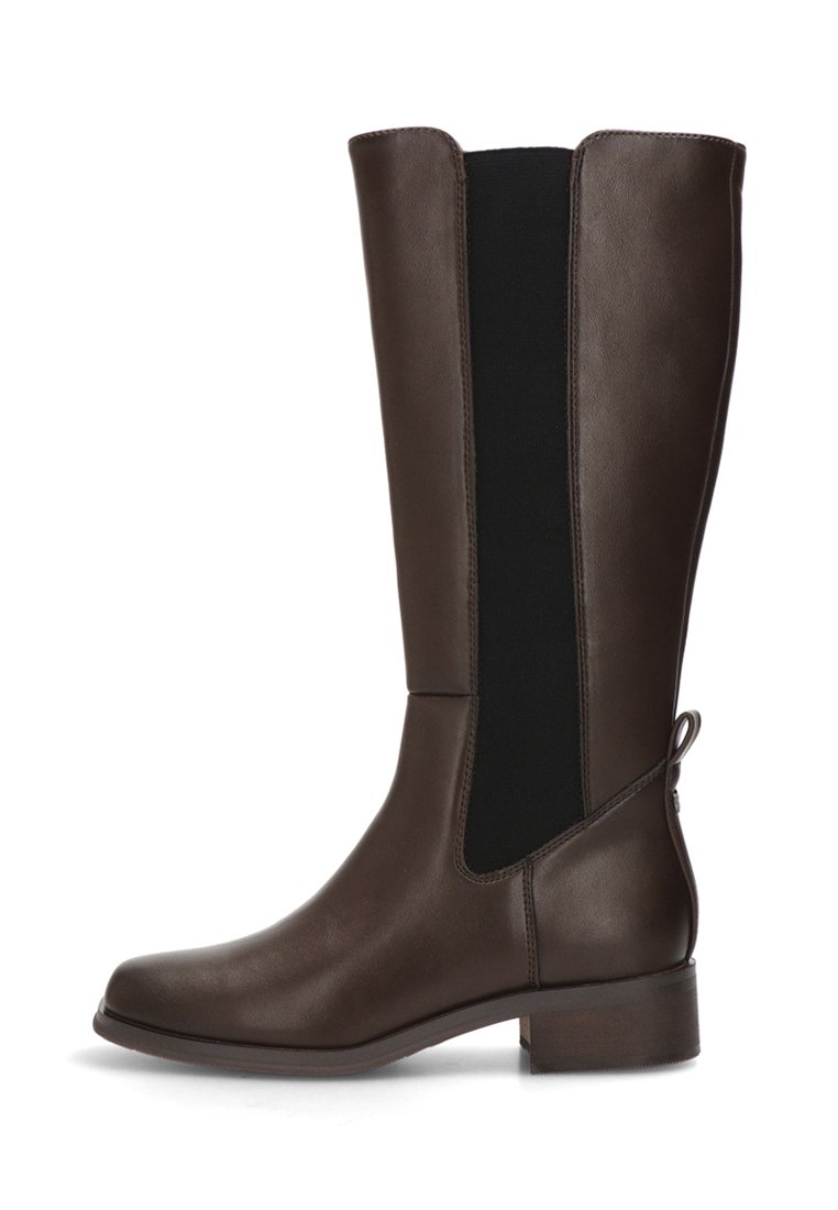 Bota de cuero marrón hasta la rodilla con un diseño elegante, paneles texturizados, inserciones laterales elásticas y un tacón pequeño. Detalle de lazo notable en la parte trasera.