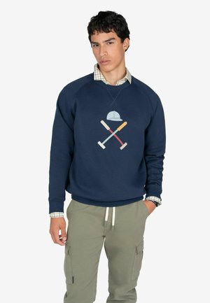 Sudadera azul marino con gráfico de una gorra y herramientas cruzadas. Hecha de material suave, cuenta con cuello redondo y puños acanalados.