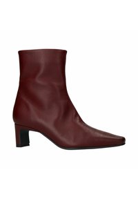 Bordeaux leren enkelboots met een strakke, gladde textuur, vierkante neus en een bescheiden zwarte hak, die een minimalistisch ontwerp accentueren.