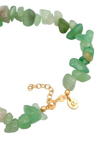 Grüner Edelsteinarmband mit unregelmäßig geformten Chips, unterschiedlichen Grüntönen, einem vergoldeten Verschluss und einer verstellbaren Kette mit einem Charm.