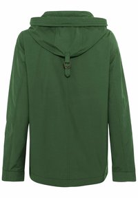 Veste à capuche verte avec manches longues, une sangle dorsale avec détail en anneau métallique, et un ourlet droit.