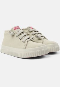 Sneakers in tela beige con design alto, dotati di lacci rotondi, superficie testurizzata e suola in gomma rigata. Accenti del logo rossi.