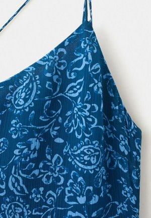 Modré šaty bez rukávov s tenkými ramienkami a svetlomodrým kvetinovým a paisley vzorom na textúrovanej látke.