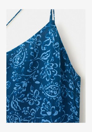 Robe bleue sans manches avec fines bretelles et un motif floral et cachemire bleu clair sur un tissu texturé.