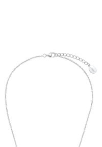 Bracciale in catena d'argento con chiusura a gancio. Presenta un design fine e delicato e una catena regolabile con un piccolo cartellino tondo.