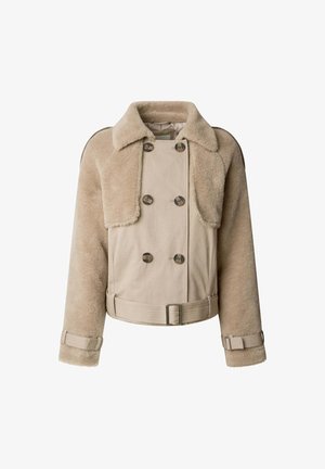 Chaqueta beige de doble botonadura con un suave cuello de lana y mangas, cintura con cinturón y grandes botones en el frente. Tela y diseño texturizados.