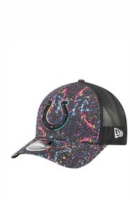 Casquette noire avec un motif éclaboussé coloré, arborant un logo en caoutchouc en forme de fer à cheval, des côtés en mesh et une visière courbée.