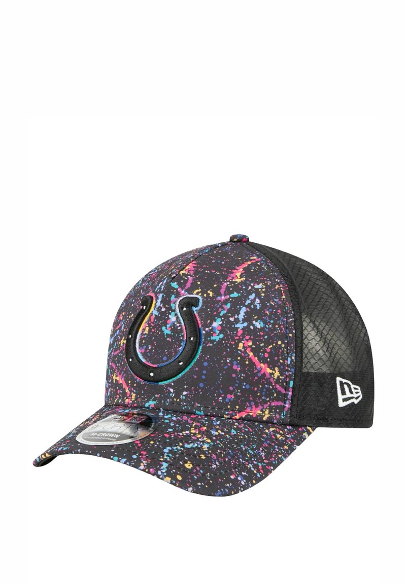 Casquette noire avec un motif éclaboussé coloré, arborant un logo en caoutchouc en forme de fer à cheval, des côtés en mesh et une visière courbée.
