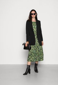 Anna Field Quarter sleeves elevated casual midi dress - Vestido de dia - black/green