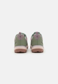 Groene en roze lichtgewicht sneakers met mesh-stof, gevoerde zolen en hiel-lussen. Rubberen buitenzool met profiel voor grip.
